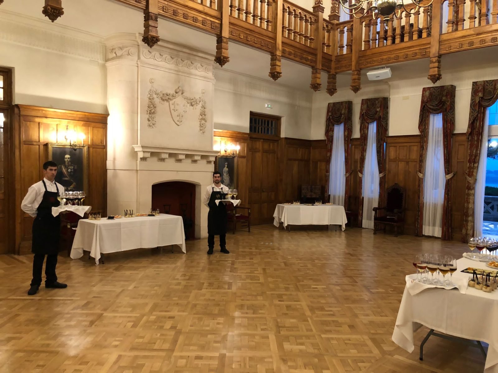 Cóctel de recepción servido por La Taberna del Herrero en un salón palaciego