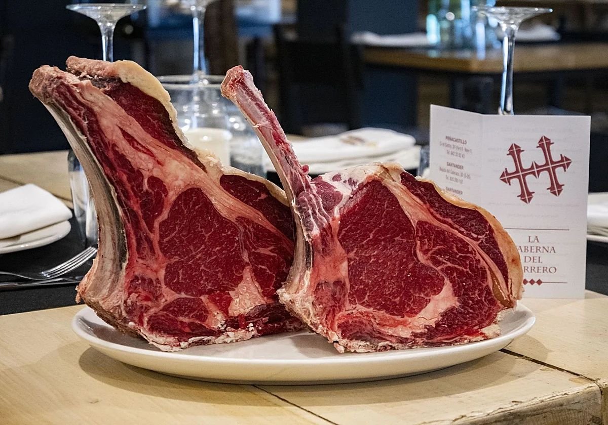 Chuletón de vaca cortado tras pasar por la brasa