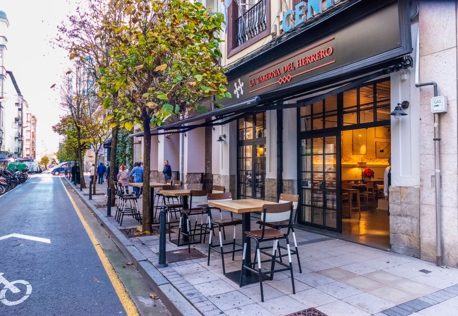 Fachada de La Taberna del Herrero en la calle Hernán Cortés de Santander