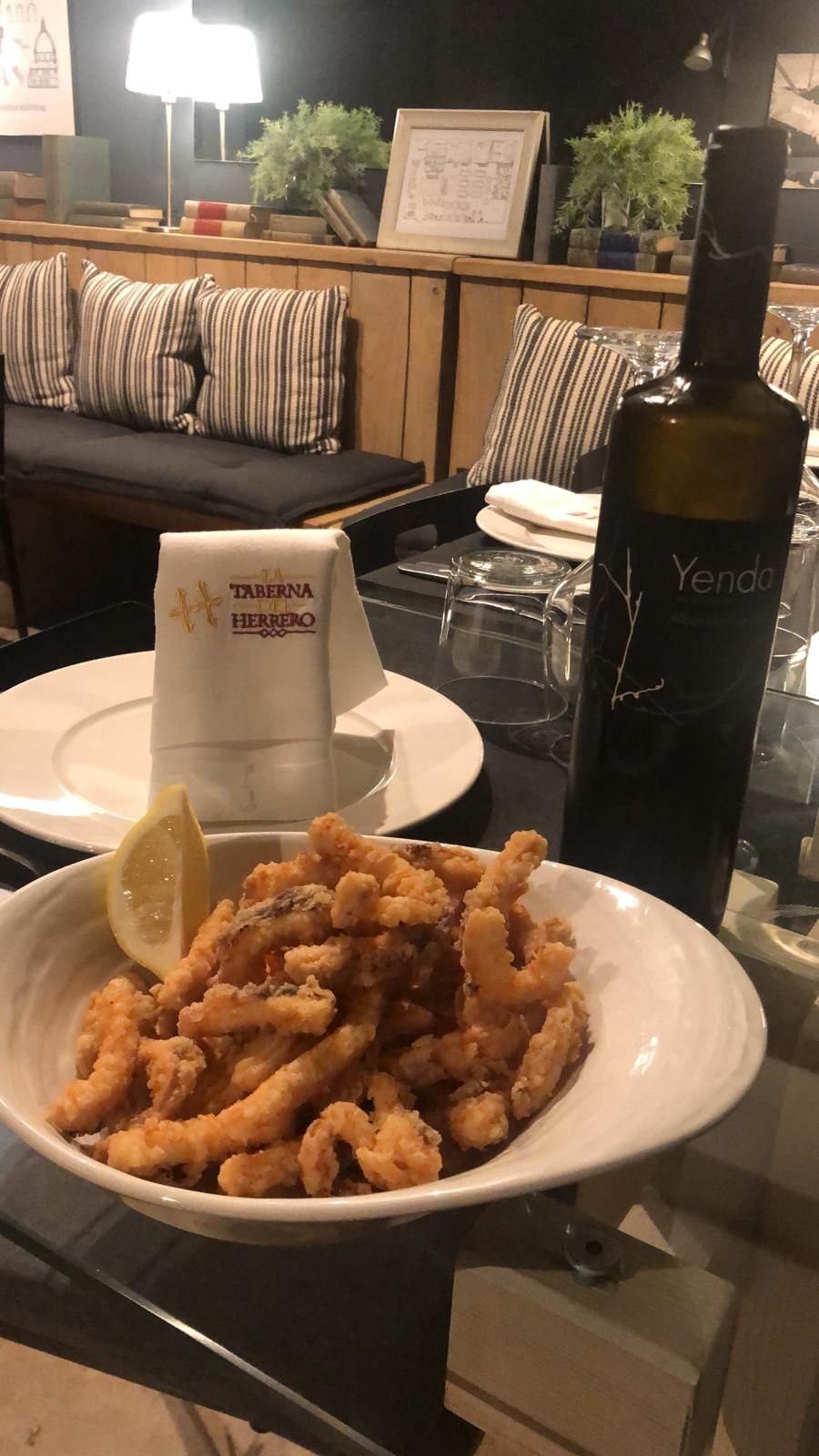 Ración de rabas de calamar con limón