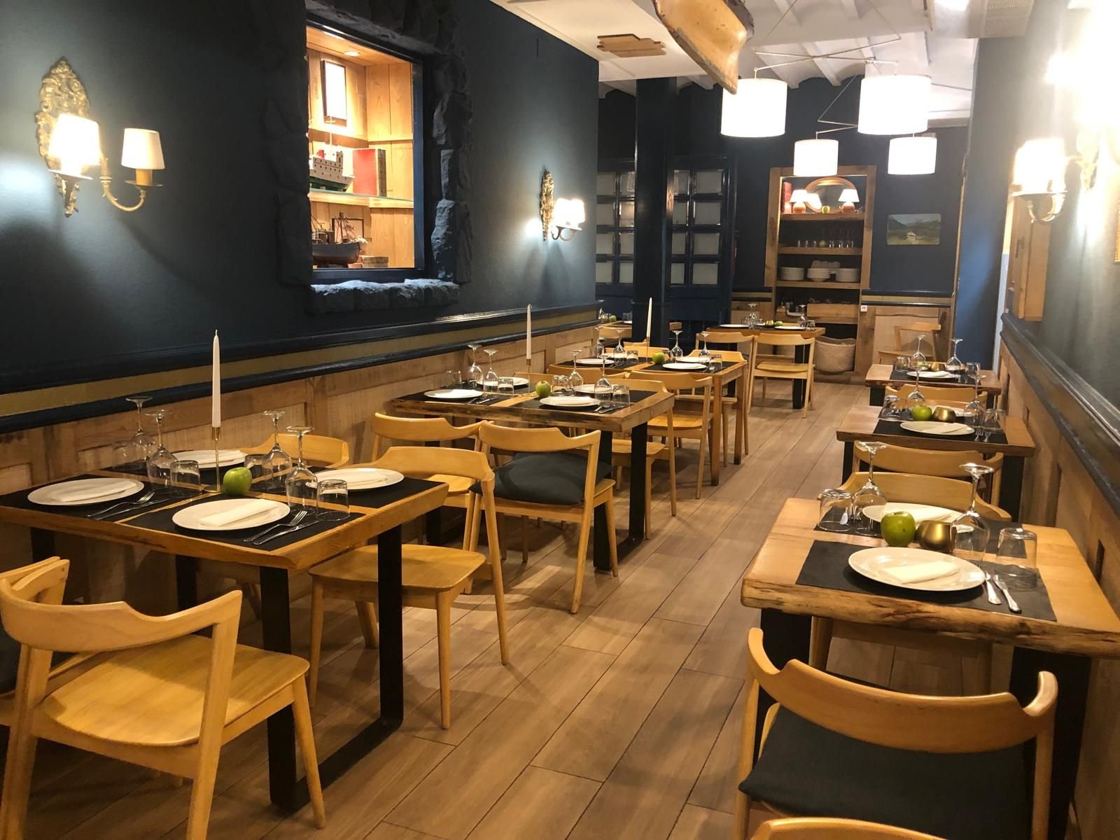 Comedor de El Rubio con paredes azul petróleo y luz cálida