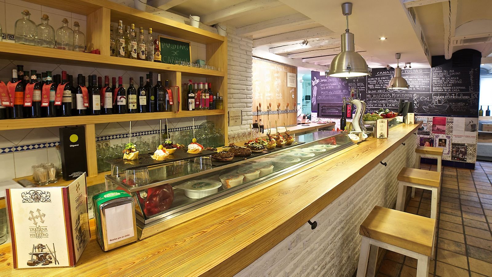 Barra de pinchos de La Taberna del Herrero en Valladolid