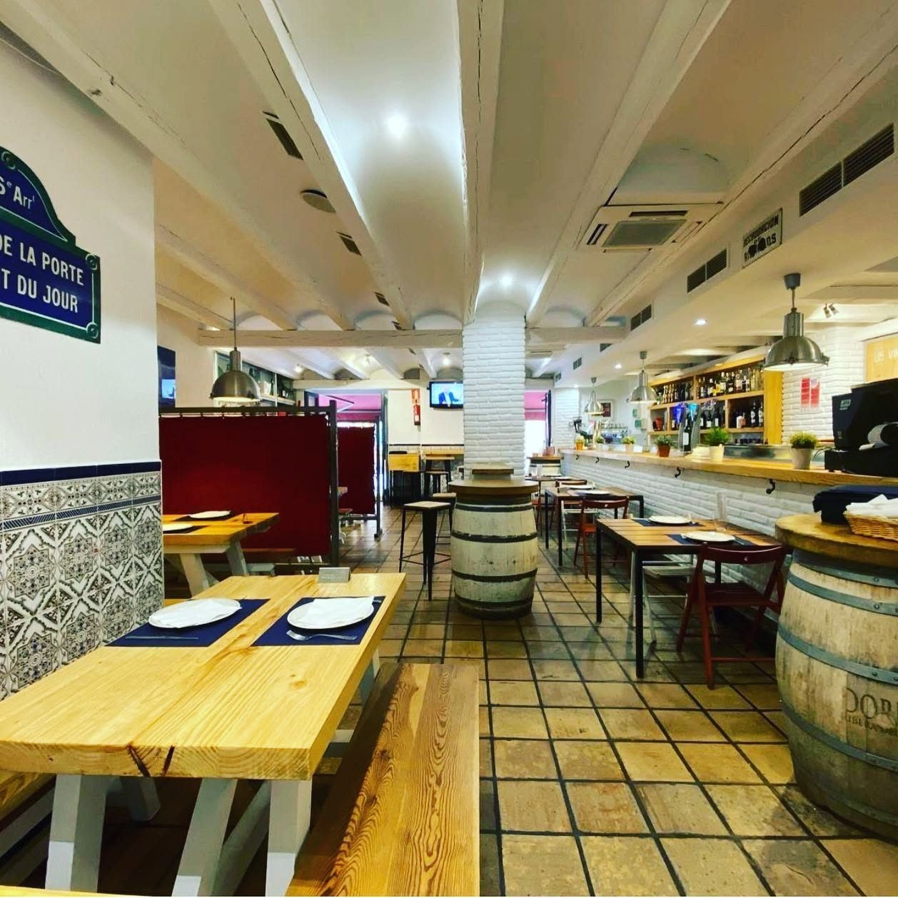Comedor de Valladolid con zócalo de azulejos y barricas